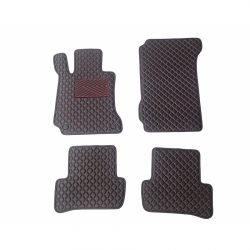 Odiniai kilimėliai QuiltyMats MERCEDES BENZ C-Klasė W204 2007-2014 (Juodos spalvos - Raudonais dygsniais)
